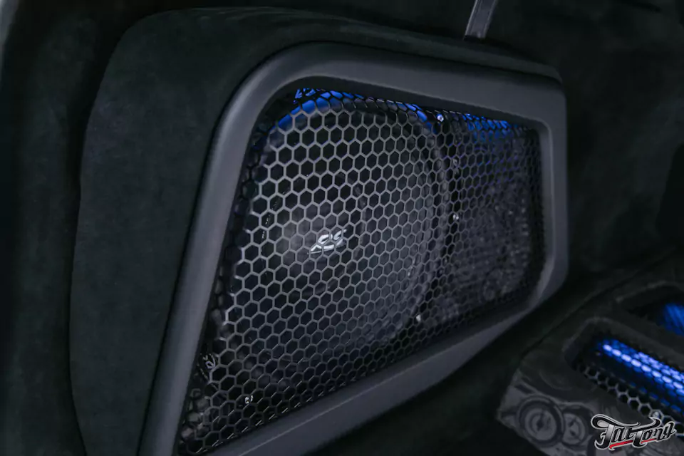 Построили новую акустическую систему для BMW M5 с дизайнерским оформлением багажника! Перешили в кожу салонный пластик, заламинировали карбоном зеркала, провели комплекс детейлинг-услуг